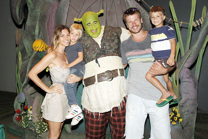 Fernanda Lima e Rodrigo Hilbert levam os filhos, João e Francisco, ao musical Shrek