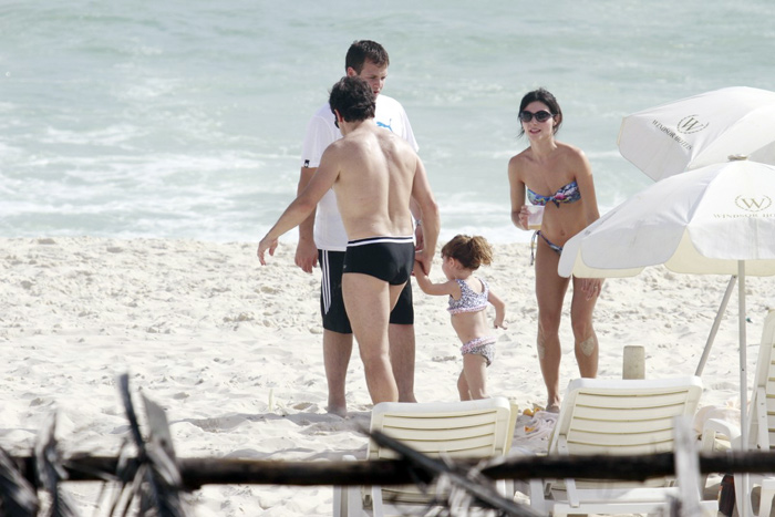 Após final do The Voice, Daniel curte praia com a família
