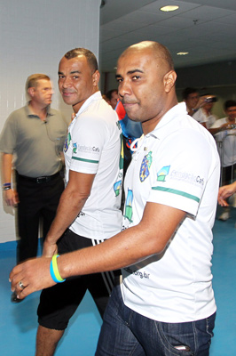 Neymar chega com nécessaire de grife para jogo com Ronaldo e Zidane