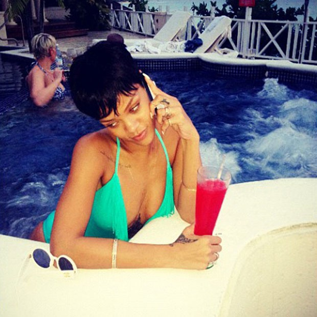 Rihanna mostra a boa forma em biquíni ousado