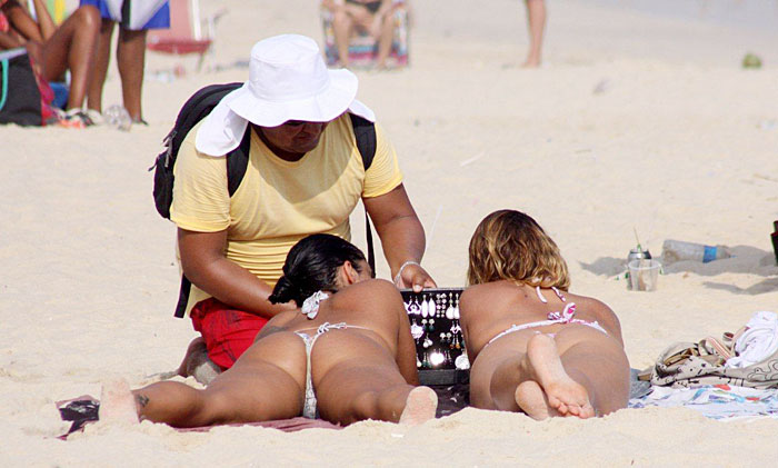 Priscila Freitas mostra as curvas de Miss Bumbum do Rio na praia