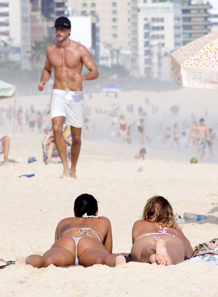 Priscila Freitas mostra as curvas de Miss Bumbum do Rio na praia