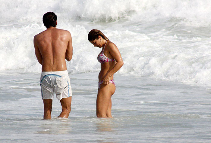 Priscila Fantin curte o carinho do marido na praia do Leblon