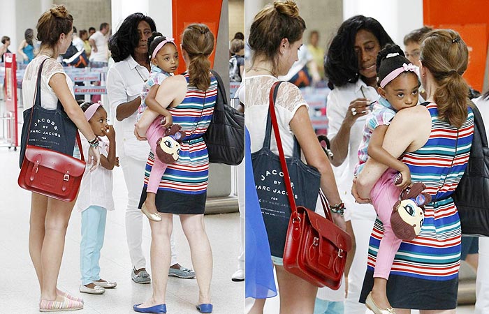 Gloria Maria vai com as filha a aeroporto no Rio de Janeiro