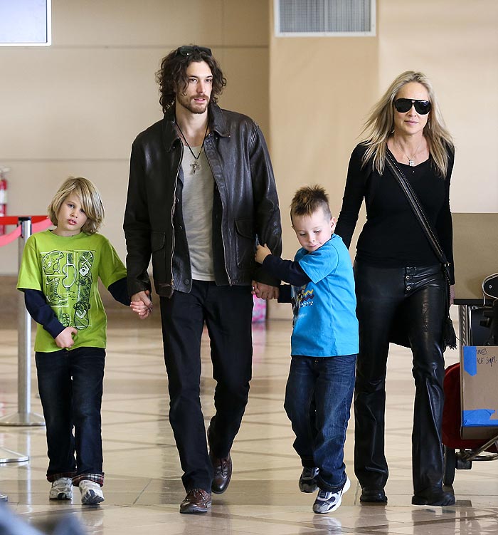 Sharon Stone embarca com o namorado e os três filhos para as festas de fim de ano