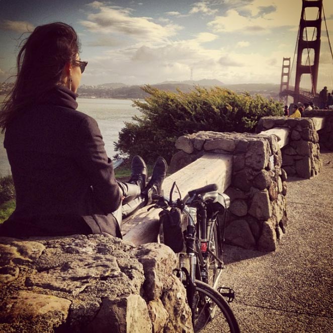 Thaila Ayala pedala por São Francisco, nos Estados Unidos