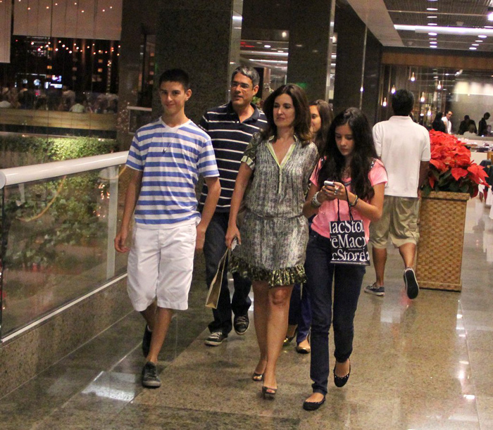 Fátima Bernardes janta com a família no shopping