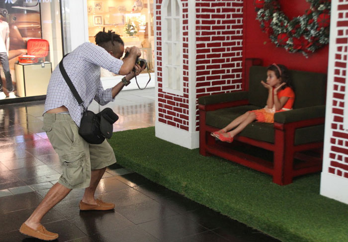 Pai coruja! Jair Oliveira fotografa a filha durante passeio no shopping