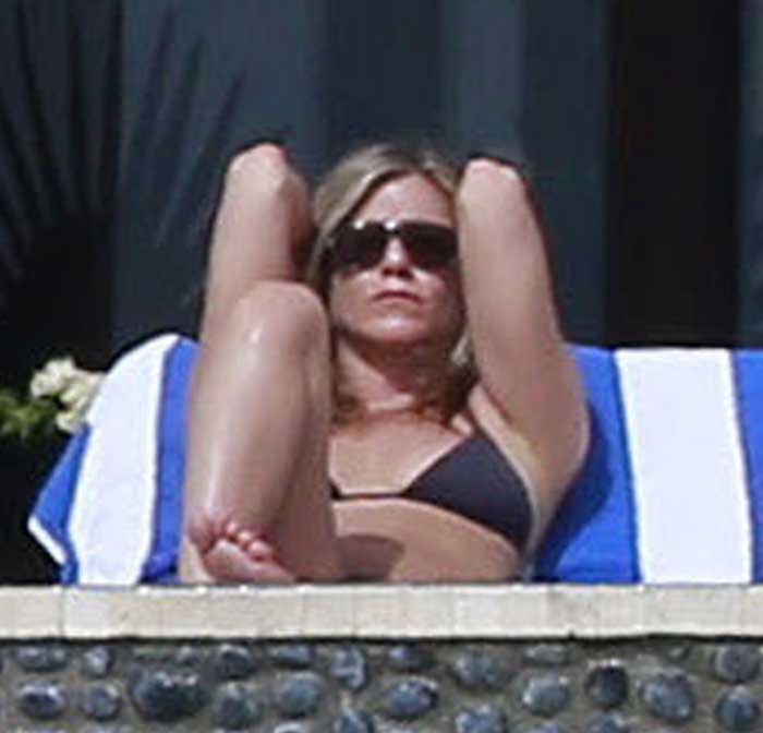 Jennifer Aniston se distrai e mostra o bumbum para os paparazzi O Fuxico