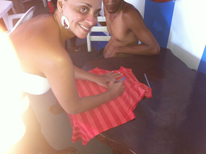  Suzana Pires curte férias em ilha deserta, no Sul da Bahia