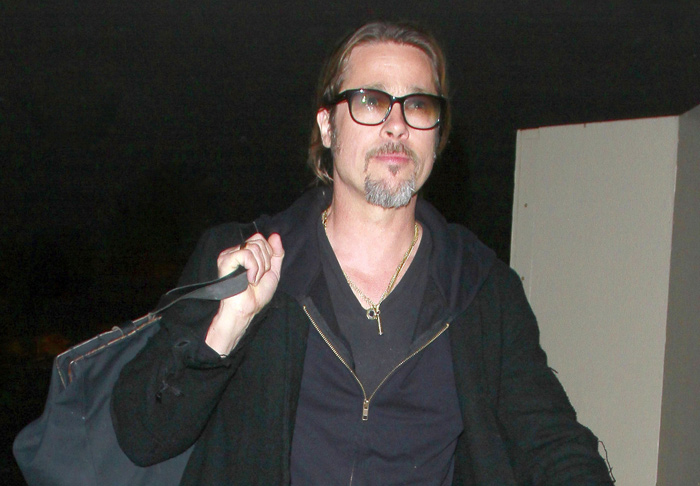  Brad Pitt veste traje todo preto ao desembarcar em Los Angeles