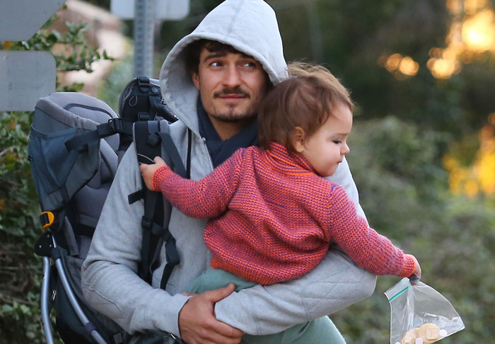 Orlando Bloom passeia com o filho Flynn por Los Angeles