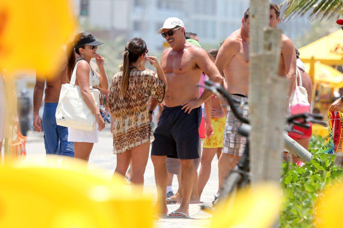 Oscar Magrini aproveita dia na praia com amigos