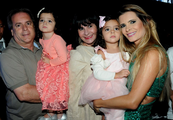 Flávia Fonseca com as filhas e a família