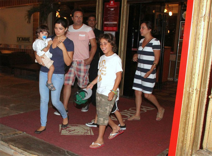 Vanessa Giácomo vai a restaurante com filhos e namorado