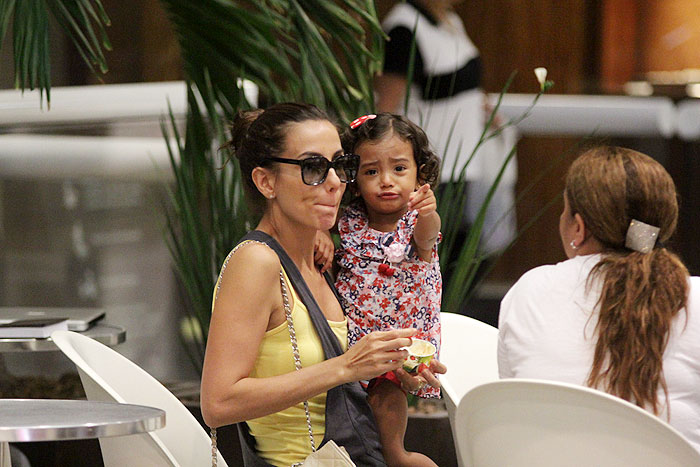 Tânia Khalill toma sorvete com a filha em shopping no Rio