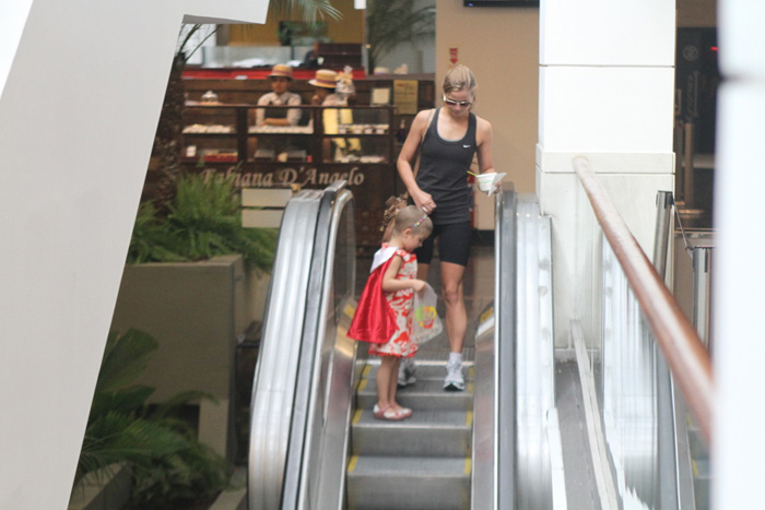 Luiza Valdetaro curte passeio no shopping com a filha