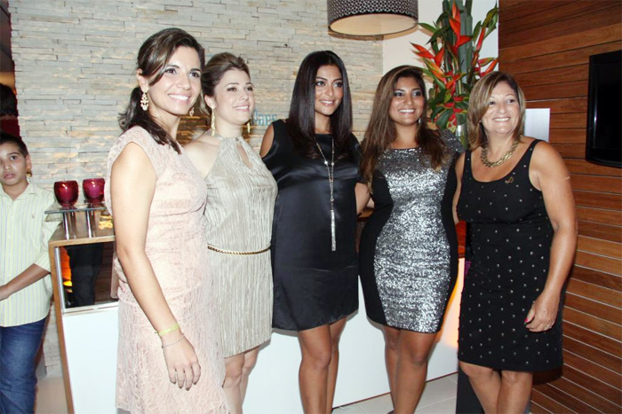 Juliana Paes inaugura mais um salão de beleza com a família