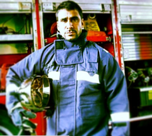 Julio Rocha se veste de bombeiro: “Fogo? Me chama!”