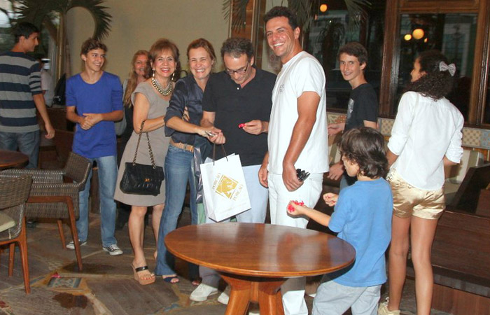 Adriana Esteves e Marco Ricca comemoram aniversário do filho