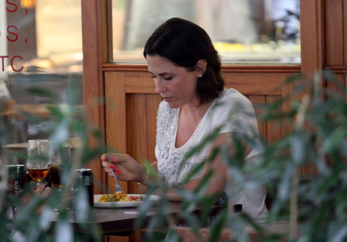 Guilhermina Guinle almoça em restaurante no Leblon, Rio