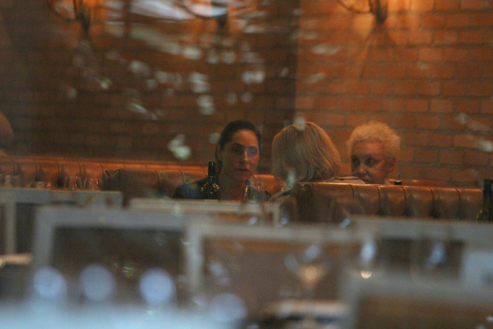 Christiane Torloni janta com os pais no Rio de Janeiro