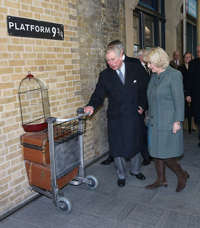 Príncipe Charles e Camilla andam de metrô em Londres
