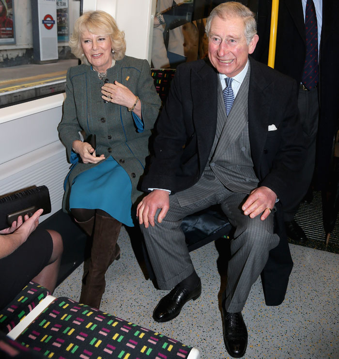 Príncipe Charles e Camilla andam de metrô em Londres
