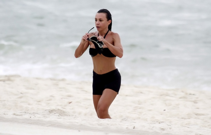 Carla Marins exibe ótima forma física em corrida na praia