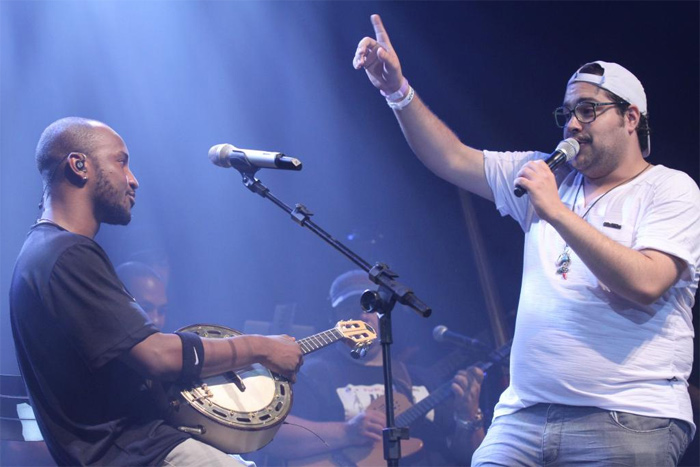 Thiaguinho divide o palco com Tiago Abravanel, no Rio