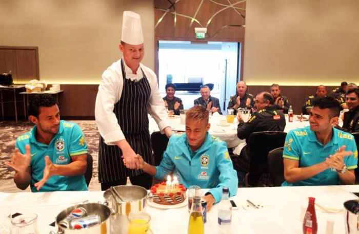 Neymar festeja aniversário em Londres e ganha bolo com gafe
