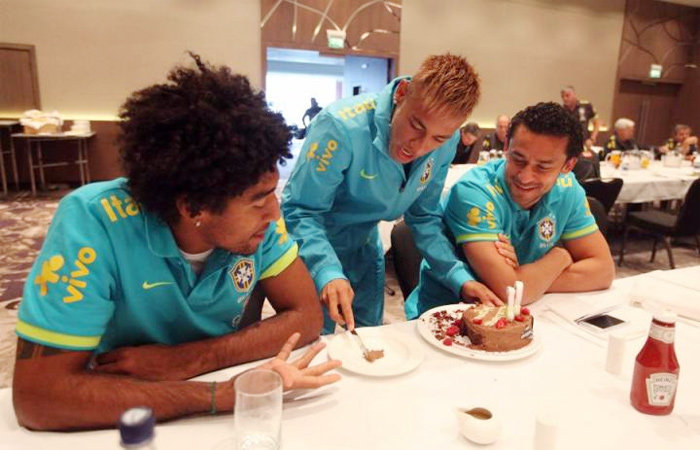 Neymar festeja aniversário em Londres e ganha bolo com gafe