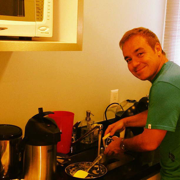 Gugu Liberato lava louça e ajuda na organização de sua cozinha