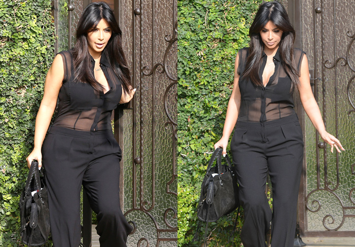 Kim Kardashian exibe a barriga usando blusa transparente