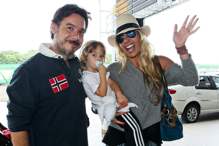 Adriane Galisteu embarca com a família para o Uruguai