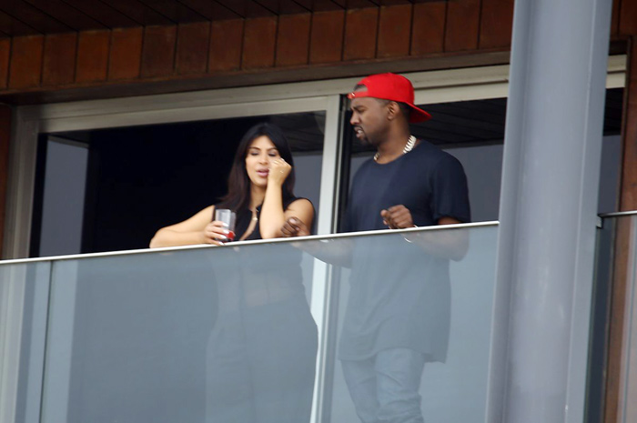 Na varanda do hotel Fasano, Kim e Kanye conversam e observam a paisagem