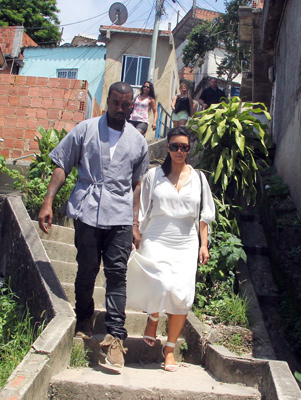 Kim Kardashian e Kanye West circulam pela comunidade pacificada