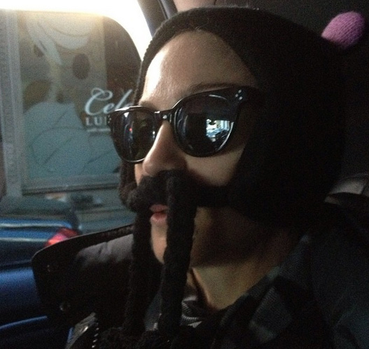 Madonna posta foto com touca e bigode