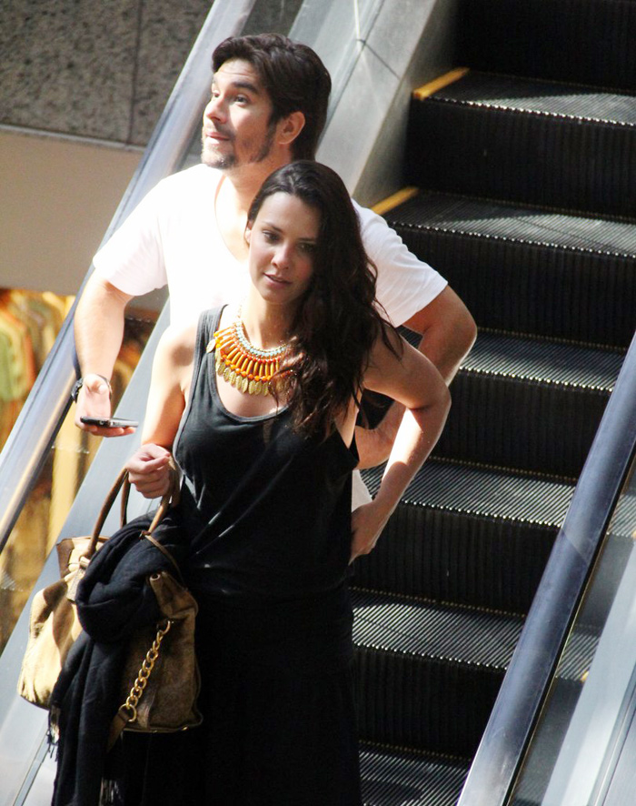Camila Rodrigues passa a tarde com o marido no shopping