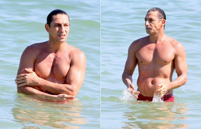 Tuca Andrada exibe seus músculos em banho de mar no Rio