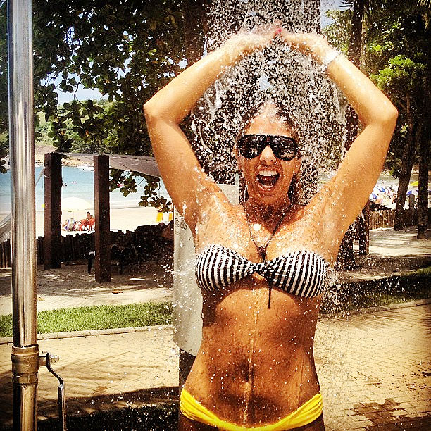 Com o corpo em forma, Adriane Galisteu posta foto enquanto toma uma ducha.