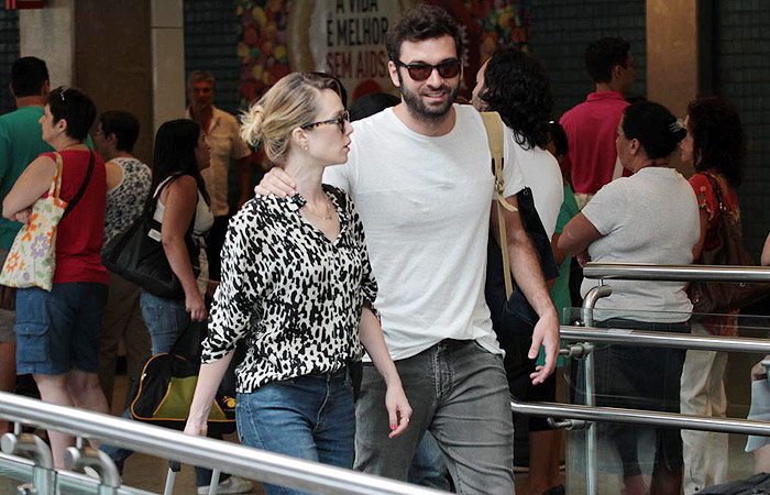 Mariana Ximenes circula com o namorado em aeroporto de São Paulo