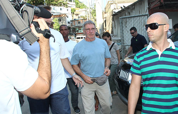 Harrison Ford visita projeto no Morro Chapéu Mangueira