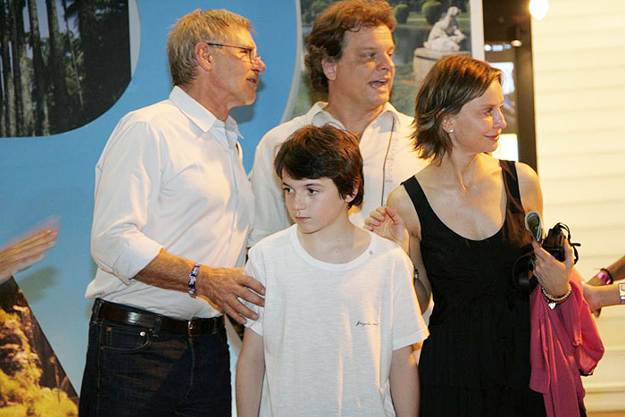 Harrison Ford está com sua esposa, a atriz Calista Flockhart, e o enteado, Liam, no Brasil