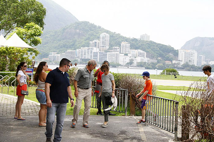 Harrison e a família chegam a um heliponto na Lagoa Rodrigo de Freitas