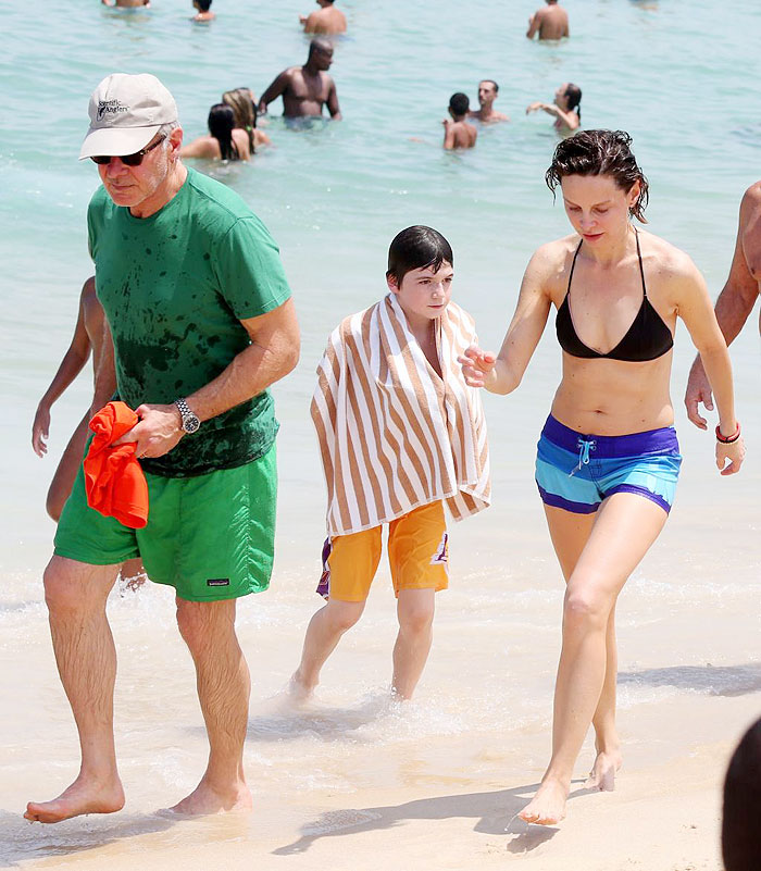 Harrison, Calista e Liam se divertem na praia