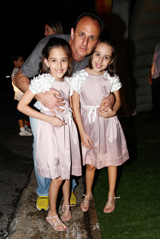 Rogério Ceni e as filhas gêmeas na festa do filho de Faustão