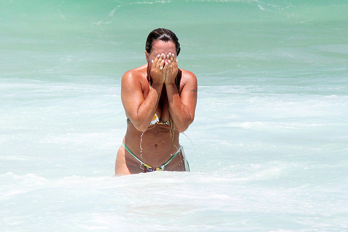 Em forma, Cristina Mortágua se refresca na praia da Barra