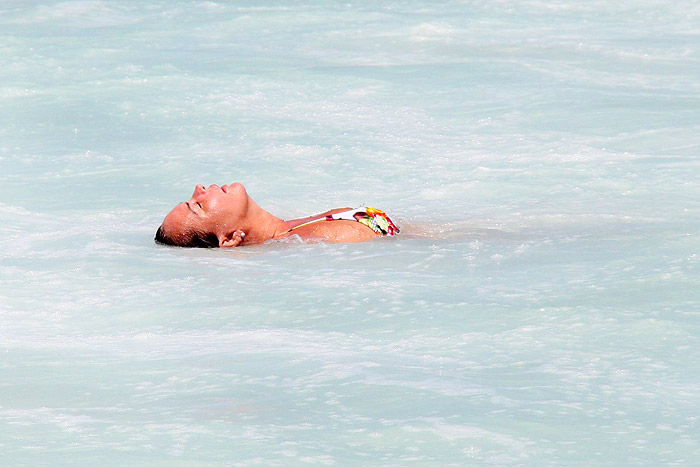Em forma, Cristina Mortágua se refresca na praia da Barra