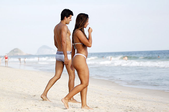 Nicole Bahls chama atenção com seu biquíni em praia no RJ - Veja as Fotos